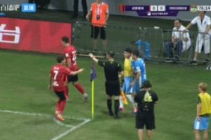 火气上来了！韦世豪向边裁疯狂抱怨，嘴上喋喋不休