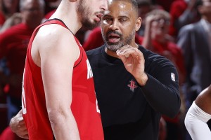 申京：有无数次我差一点拿到三双时 乌度卡就让我下场休息