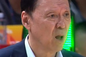 现役国手，把赖俊豪推向广告牌，扭伤颈部，球迷：人品球技都不行