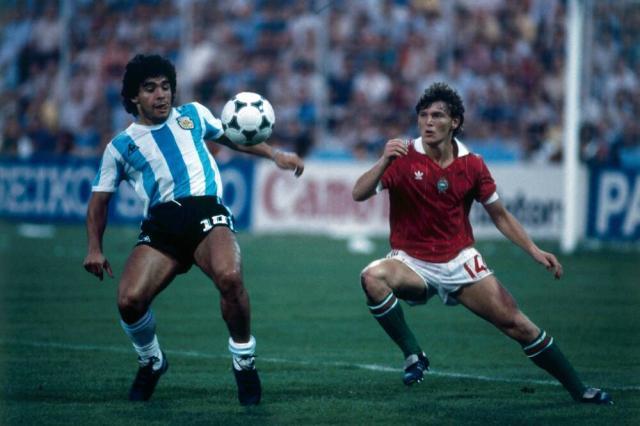 1744693056662016549.jpg diego-maradona-with-sandor-sallai-during-world-cup-1982.jpg